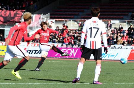後半、フリーキックでゴールを狙う浦和・長沢和輝（中央）＝埼玉・浦和駒場スタジアム