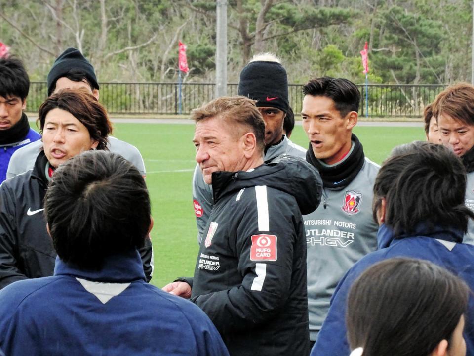 　浦和が２次キャンプを打ち上げ。選手を集めてミーティングするペトロビッチ監督（中）