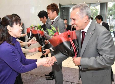 　歓迎の花束を受け取る神戸の（右手前から）ネルシーニョ監督、渡辺、渡部（撮影・笠原次郎）