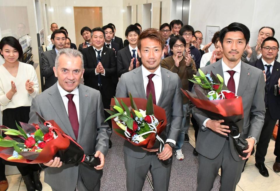 歓迎の花束を受け取ったヴィッセル神戸の（手前左から）ネルシーニョ監督、渡辺主将、渡部選手