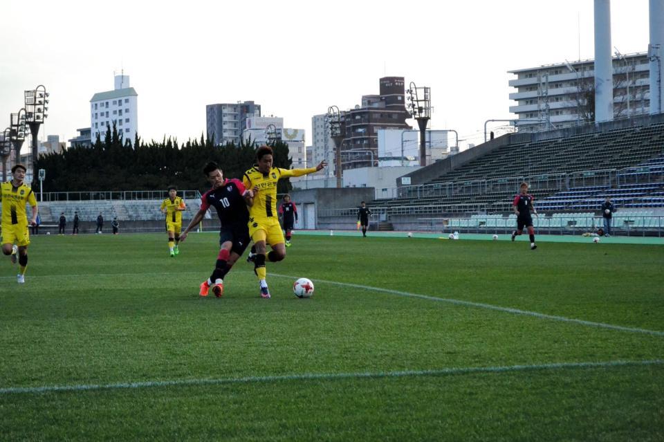 仁川戦で相手選手と競り合うＣ大阪ＭＦ山口蛍