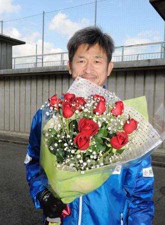 一日早い誕生日プレゼントのバラの花束を手にする横浜ＦＣ・三浦知良＝横浜（撮影・佐々木彰尚）