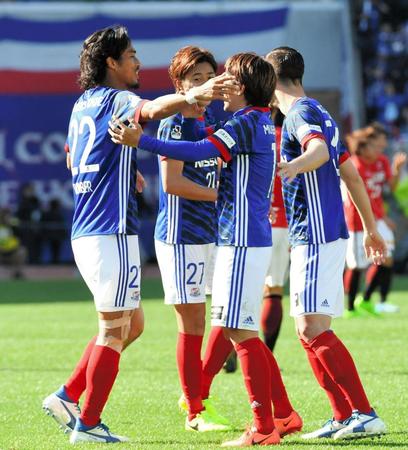 浦和に勝利し抱き合って喜ぶ横浜Ｍ・中沢（左）は誕生日と勝利で二重の喜び