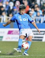 　横浜ＦＣ－松本　後半、シュートを放つ横浜ＦＣ・三浦＝ニッパツ球技場