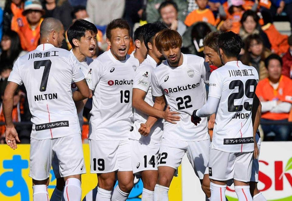 　後半、決勝ゴールを決め、喜ぶ橋本（２２）ら神戸イレブン（共同）