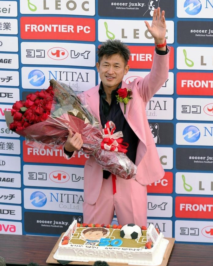 試合後、ピンクのスーツで登場し５０歳の誕生日を祝福され笑顔の三浦知良＝ニッパツ（撮影・金田祐二）