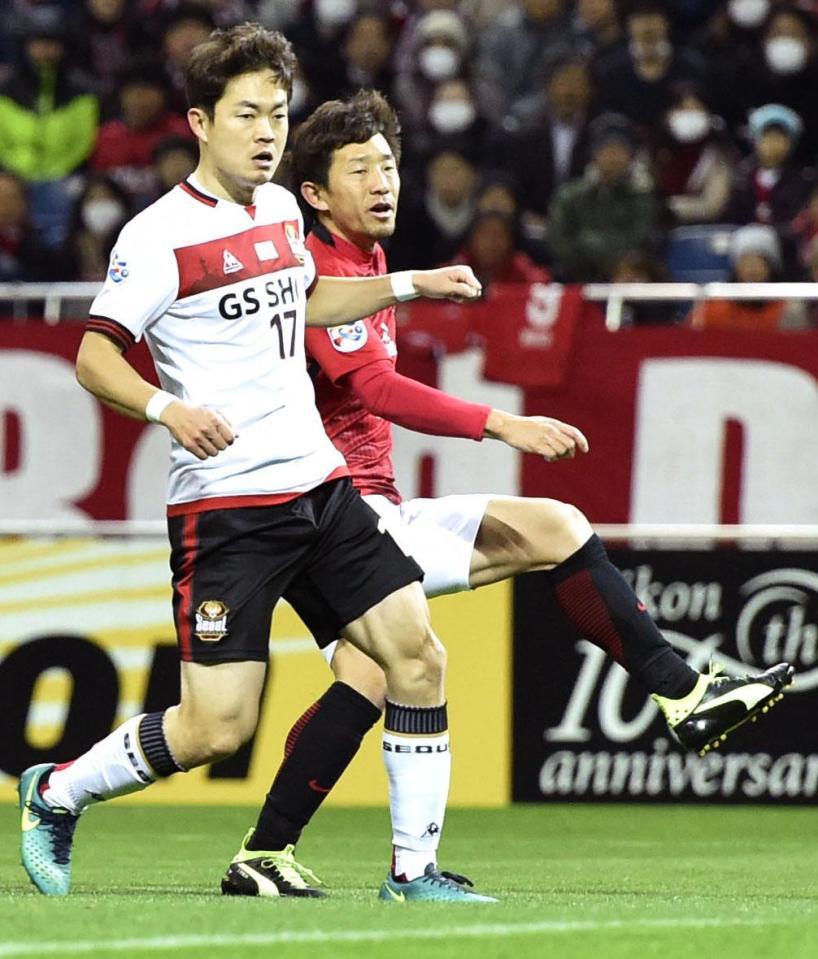 　浦和－ＦＣソウル　前半、４点目のゴールを決める浦和・宇賀神（右）＝埼玉スタジアム