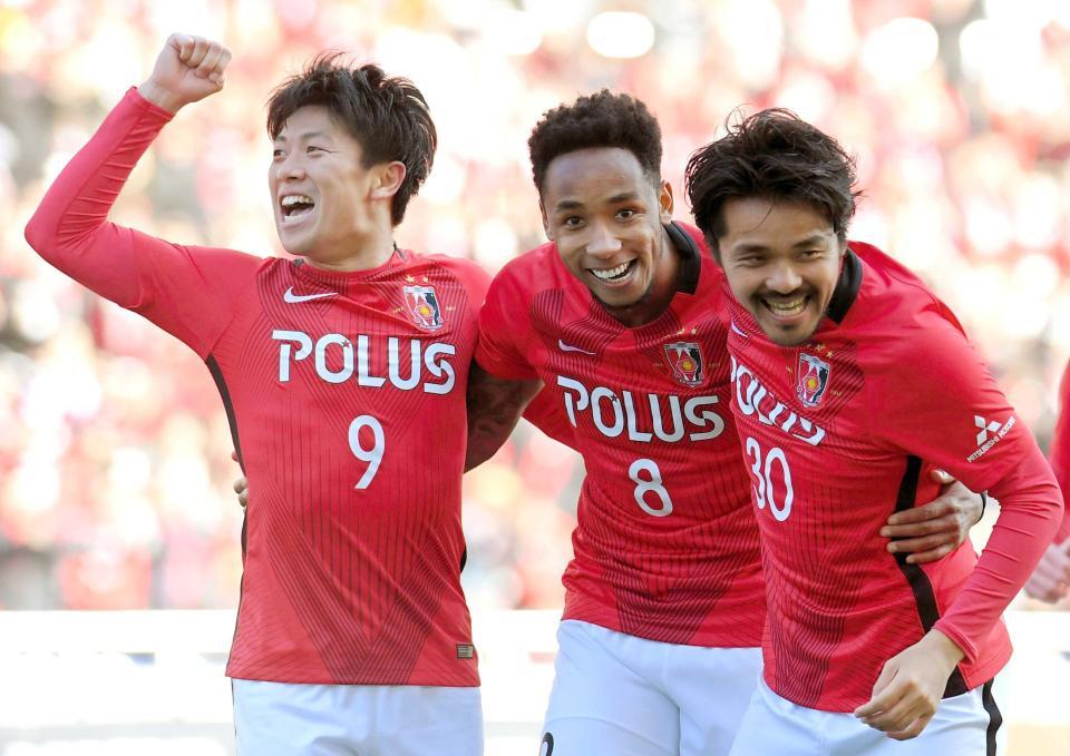 　後半、ラファエルシルバ（中央）のゴールを喜ぶ武藤と興梠（右）