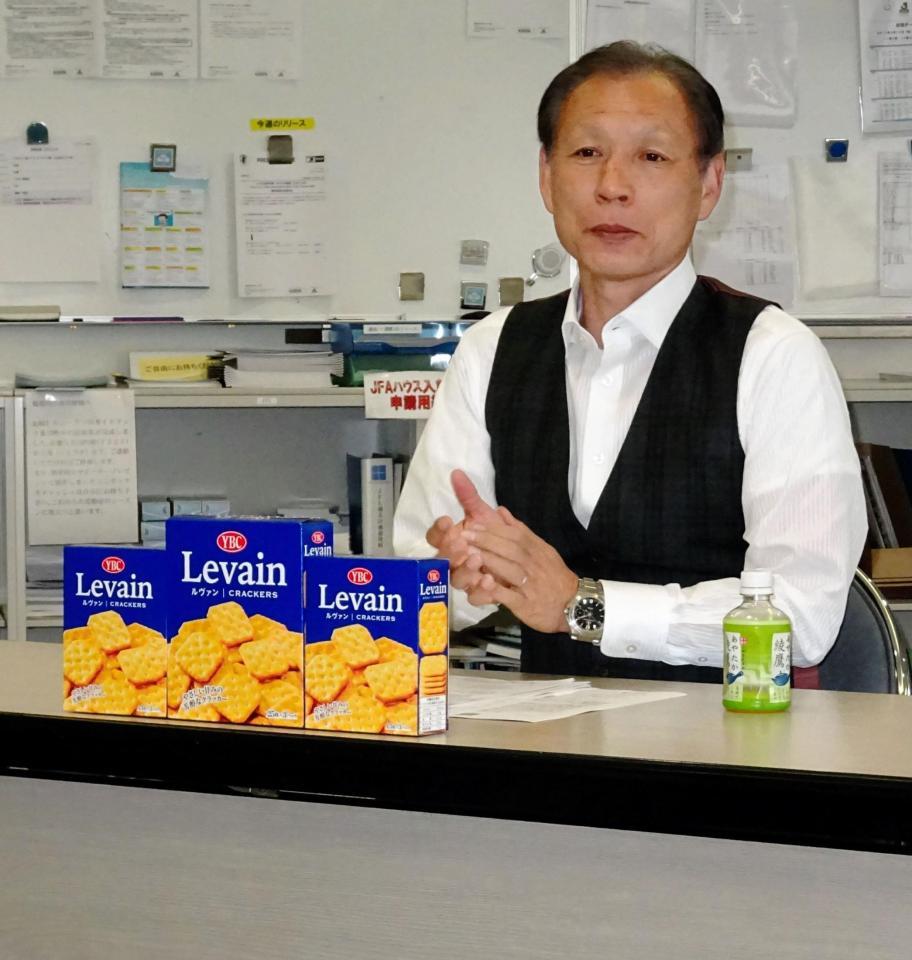Ｊリーグ原副理事長は３・15ルヴァン杯開幕戦で来場者プレゼントされる「Ｌｅｖａｉｎ　Ｌ」を前に同大会の見どころを説明