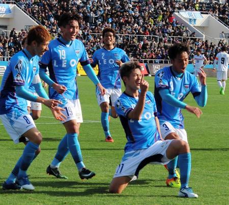 今季初ゴールを決め喜ぶ横浜ＦＣ・三浦