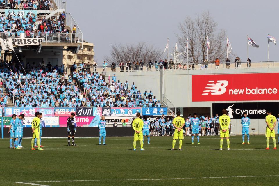 鳥栖－広島戦の試合開始前、東日本大震災の犠牲者に黙とうする両チームの選手たち