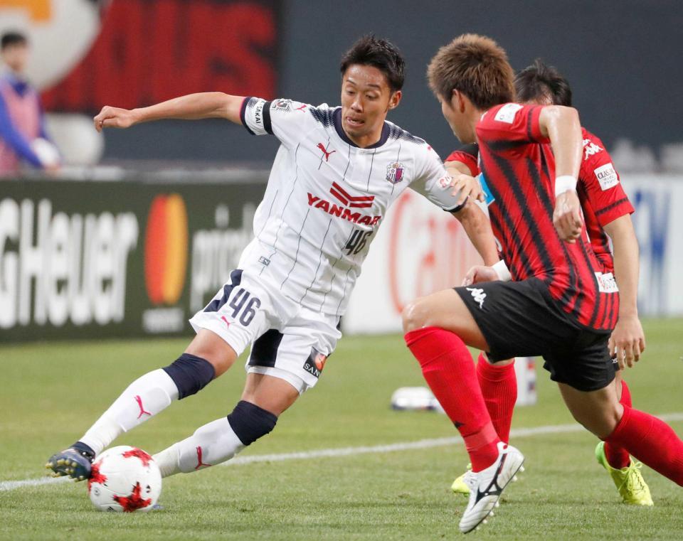 　前半、攻め込むＣ大阪・清武（左）＝共同