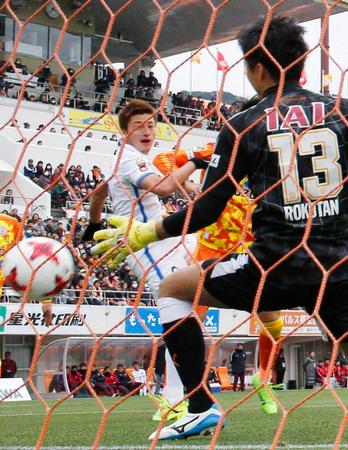 　後半、ヘディングでゴールを決める鹿島・鈴木（左）＝共同