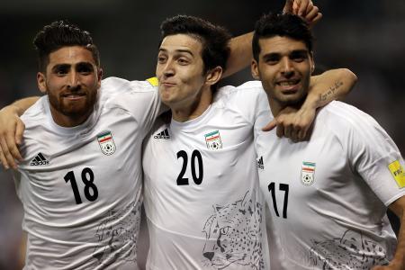 　カタール戦でゴールを喜ぶイランの選手たち＝２３日、ドーハ（ゲッティ＝共同）