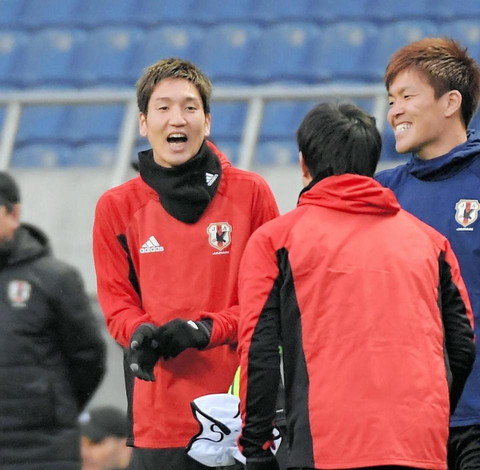 タイ戦に向け調整する原口。右は西川＝さいたま市内（撮影・堀内翔）