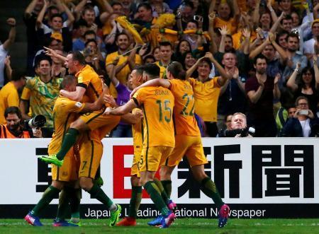 　アジア最終予選Ｂ組のＵＡＥ戦でゴールを喜ぶオーストラリアの選手たち＝２８日、シドニー（ロイター＝共同）
