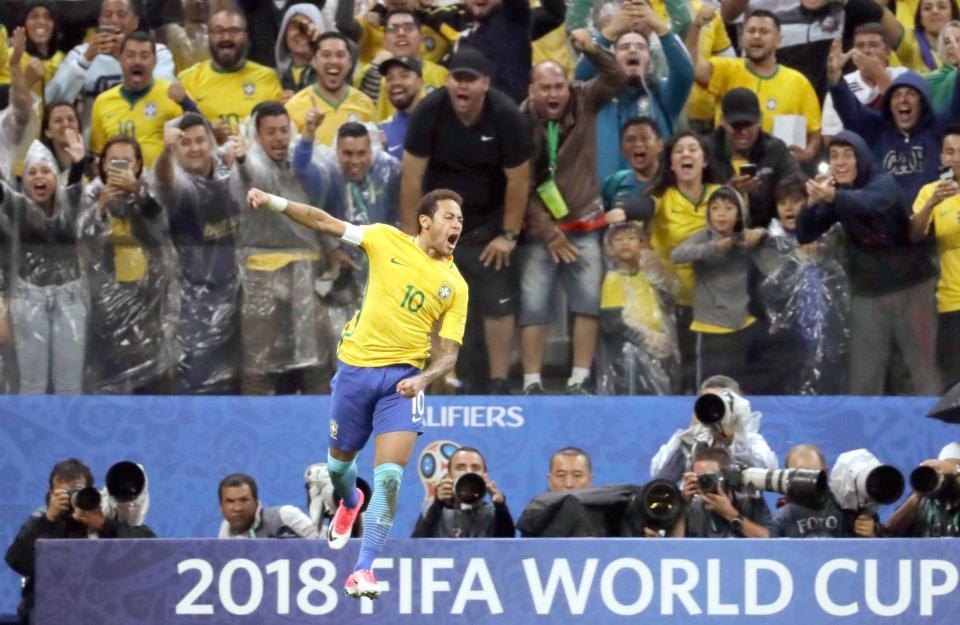 　サッカーＷ杯ロシア大会南米予選のパラグアイ戦で、得点に跳び上がって喜ぶブラジルのネイマール。世界で一番乗りの予選突破となった（ＡＰ＝共同）