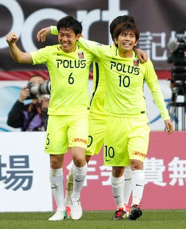 神戸－浦和　後半、２点目のゴールを決めた遠藤（左）を祝福する浦和・柏木＝ノエスタ