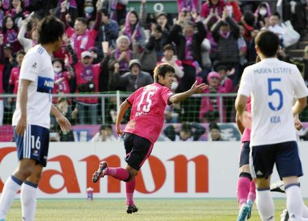 　後半、先制ゴールを決め駆けだすＣ大阪・木本（中央）