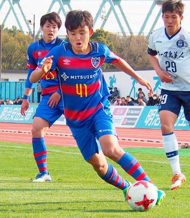 　後半、ドリブルで攻め込むＦＣ東京Ｕ２３・久保（共同）