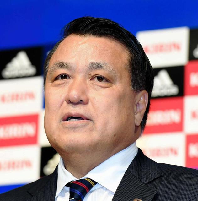 田嶋サッカー協会会長、バスケＢ２リーグ会場で、なでしこのビラ配り「学生以来だ」