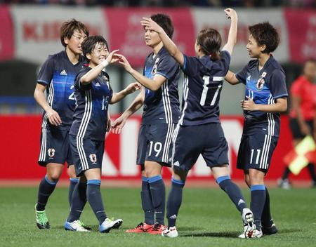 　日本－コスタリカ　後半、３点目のゴールを決め祝福される籾木（左から２人目）。右端は田中＝えがお健康スタジアム