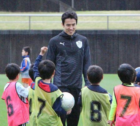 　サッカースクールを開校し、小学生らを指導する日本代表の長谷部＝１１日、静岡県藤枝市