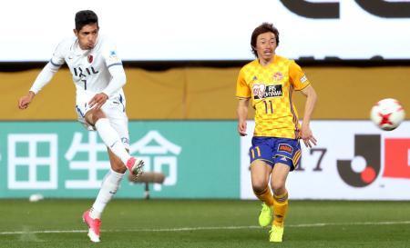 　仙台-鹿島　試合終了間際、４点目のゴールを決める鹿島・ペドロジュニオール（左）＝ユアスタ