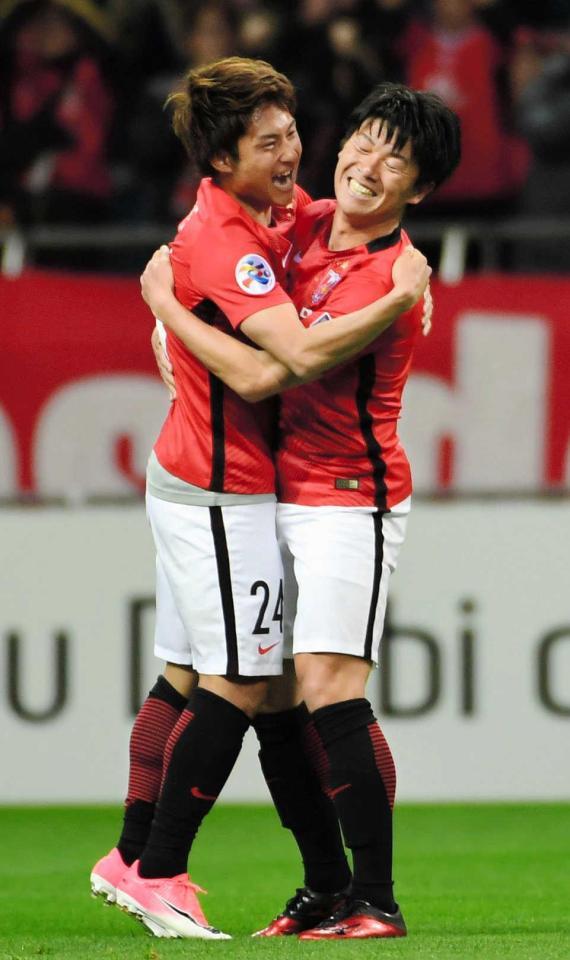 　前半、ゴールを決め武藤と抱き合って喜ぶ浦和・関根（左）