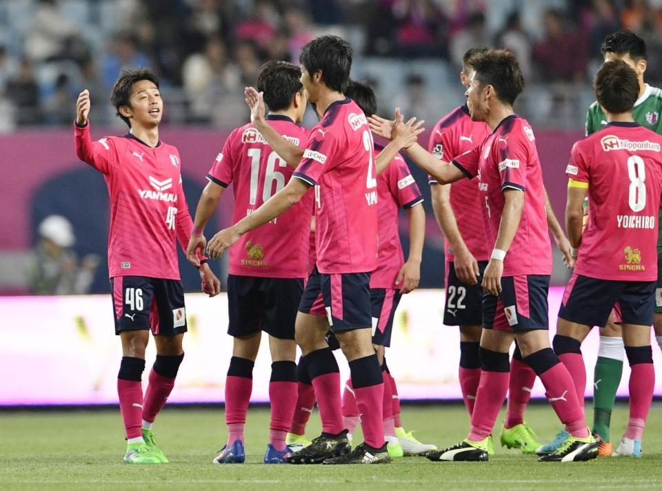 　川崎に勝利し、喜ぶ清武（左端）らＣ大阪イレブン＝ヤンマー