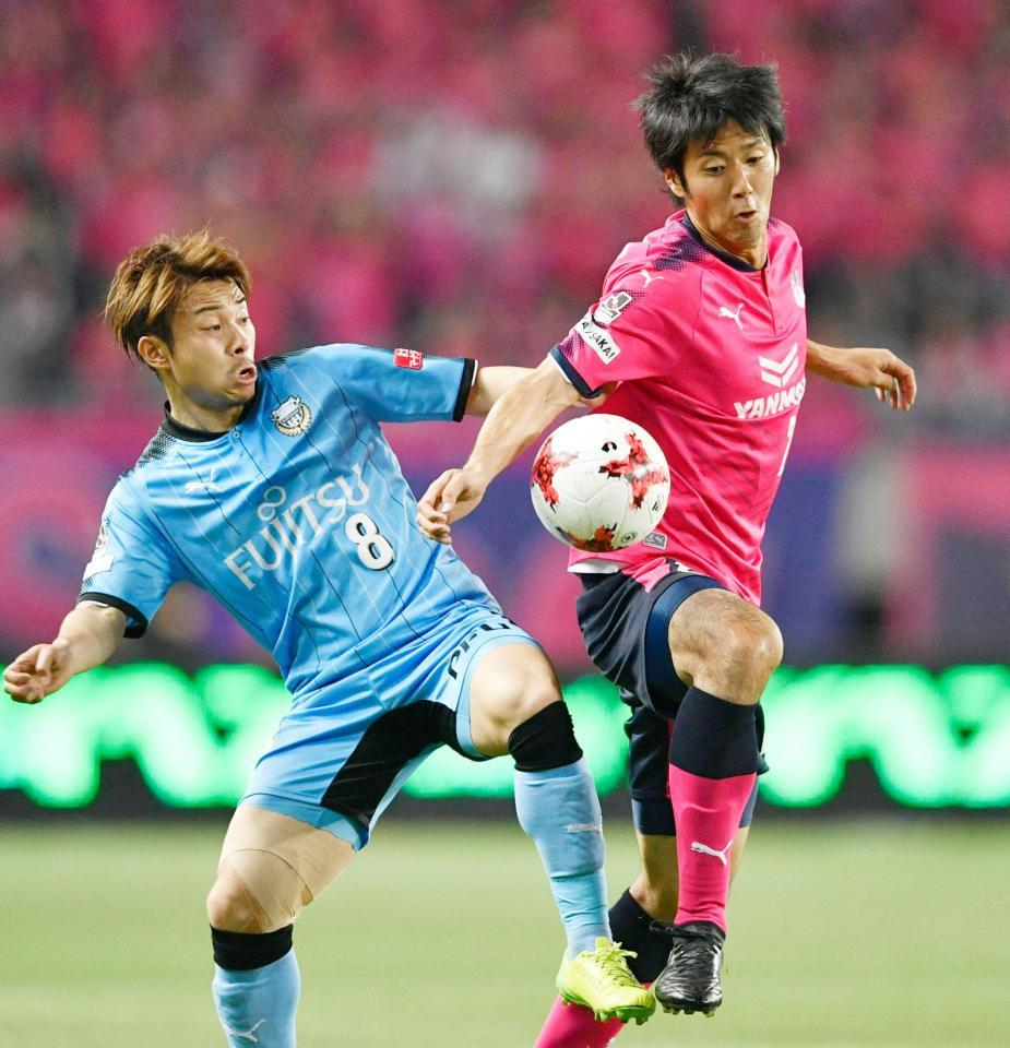 Ｃ大阪－川崎　前半、競り合う川崎・阿部（左）とＣ大阪・山村＝ヤンマー