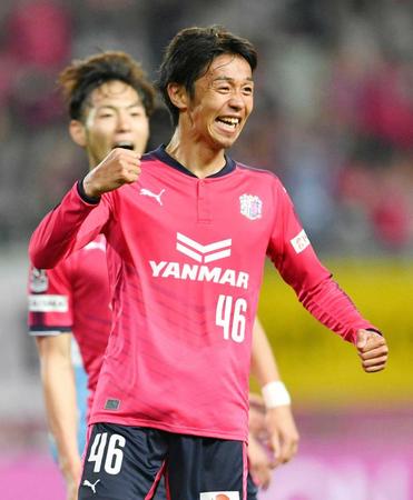 　後半、２点目のゴールを決め笑顔のＣ大阪・清武（共同）