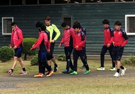 　ミーティングを終え、トップチームの練習に参加したＦＣ東京の久保（右から３人目）