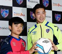 Ｕ-２０代表に選ばれ闘志を燃やすＦＣ東京の波多野豪（右）と久保建英＝ＦＣ東京小平グラウンド（撮影・開出牧）