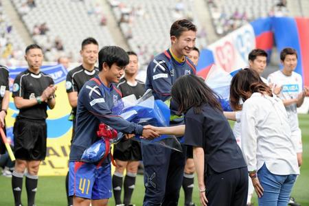 Ｕ-２０日本代表選出を祝福されるＦＣ東京・久保建英（左）＝味の素スタジアム（撮影・金田祐二）