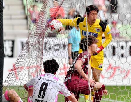 　前半４３分、神戸ＭＦウエスクレイのシュートを相手ＧＫがはじいたこぼれ球をＭＦ中坂（３１）が押し込んで先点を決める