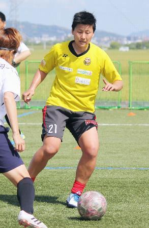 　サッカー九州女子リーグの熊本ルネサンスに加入し、チーム練習に初参加した海堀あゆみ＝４日、熊本県嘉島町