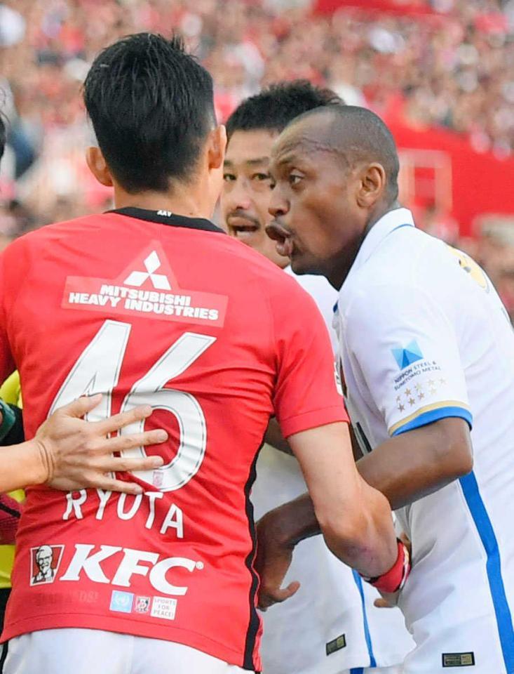 浦和vs鹿島 首位攻防戦で暴言騒動勃発 森脇と小笠原が激しくもみ合い サッカー デイリースポーツ Online 浦和vs鹿島 首位攻防戦で暴言騒動勃発 森脇と小笠原が激しくもみ合い サッカー デイリースポーツ Online