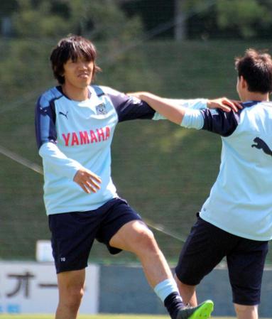 　チームに部分合流した磐田・中村俊（左）