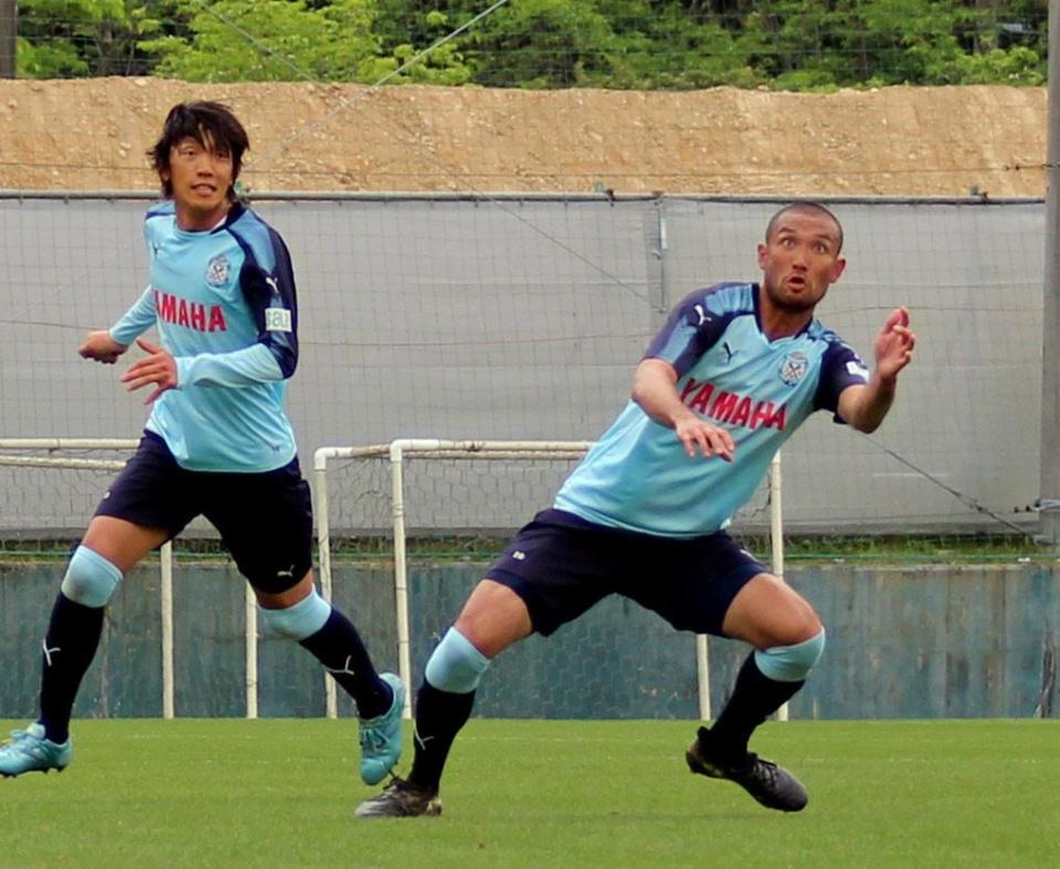 　シュート練習を行う磐田の中村（左）と川又