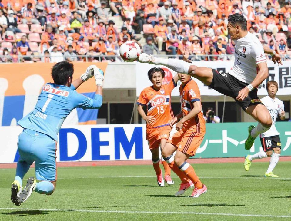 　新潟－浦和　前半、３点目のゴールを決める浦和・槙野（右）＝デンカスタ