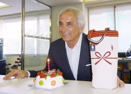 　６５歳の誕生日を迎え、報道陣から贈られたケーキを前に笑顔を見せるサッカー日本代表のハリルホジッチ監督＝１５日、東京都文京区の日本サッカー協会