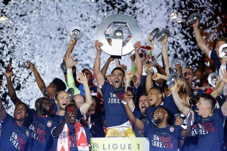 　フランス１部リーグで１７季ぶりの優勝を決め、歓喜に沸くモナコの選手たち＝１７日、モナコ（ＡＰ＝共同）