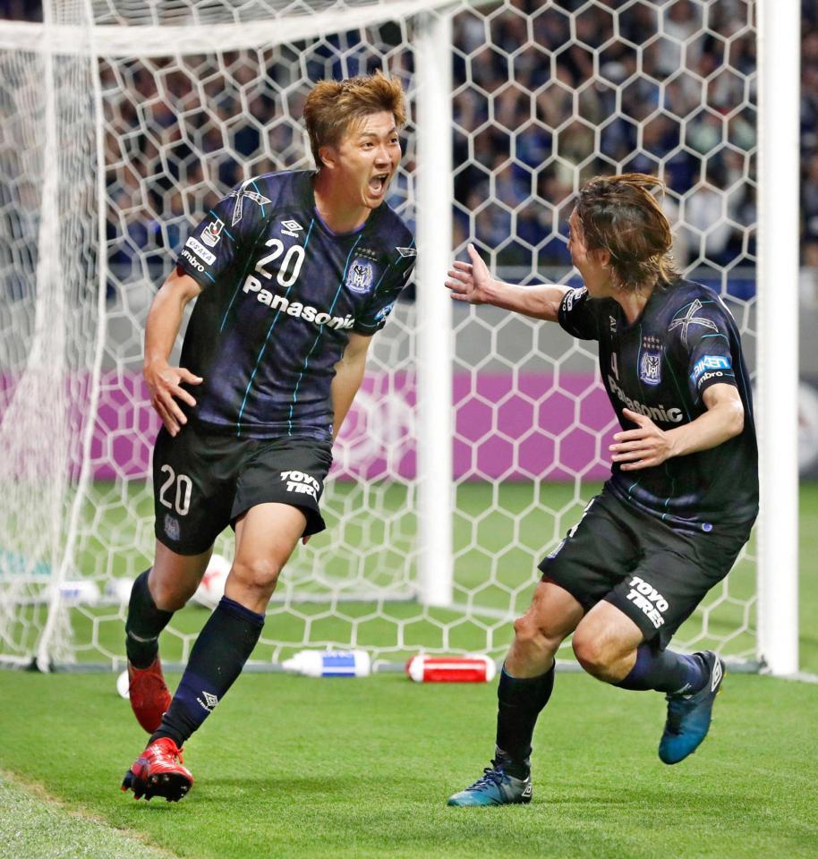 　試合終了間際に３点目のゴールを決め、駆けだすＧ大阪・長沢（左）と藤春（共同）