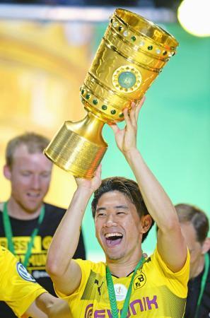 　ドイツ杯で優勝し、カップを掲げて喜ぶドルトムントの香川＝ベルリン（共同）