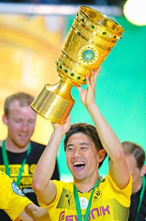 　ドイツ杯で優勝し、カップを掲げて喜ぶドルトムントの香川（共同）