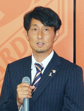 　就任記者会見で抱負を語るＪ１大宮の伊藤彰新監督＝２９日、さいたま市