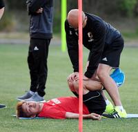 　接触プレーで故障しマッサージを受ける乾貴士＝千葉県内