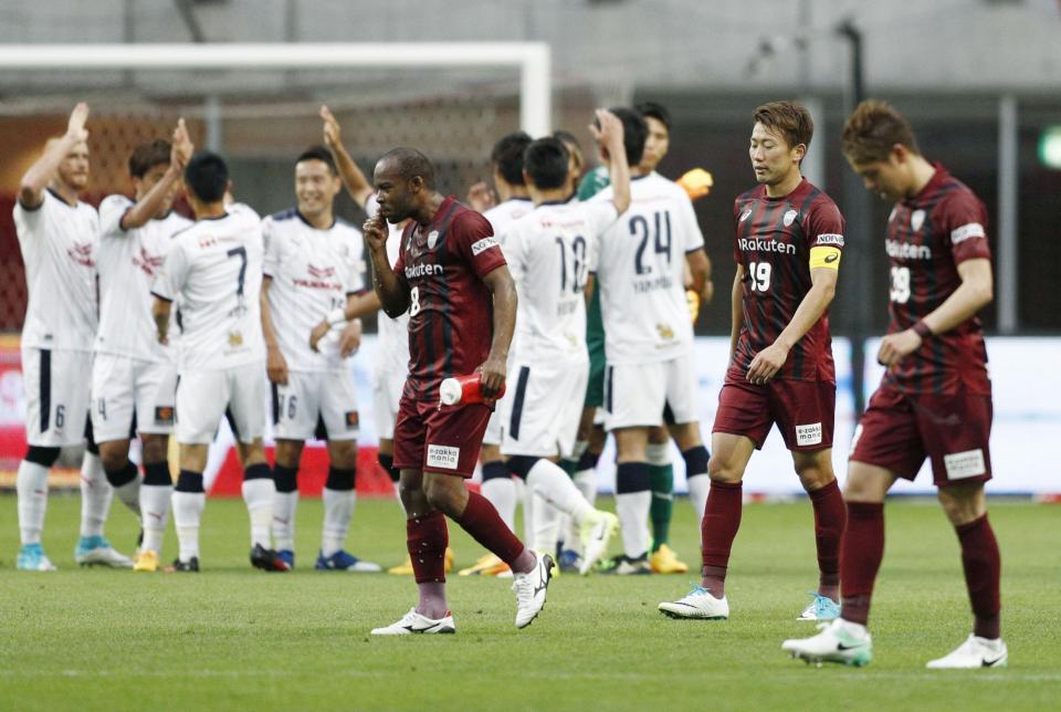 　Ｃ大阪に敗れ、肩を落とす神戸の（手前左から）ウエスクレイ、渡辺ら