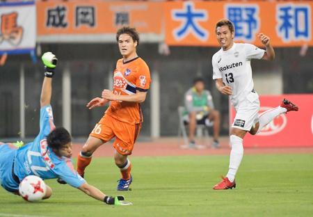 　新潟－神戸　前半、ゴールを狙う神戸・小川（右）